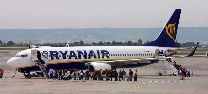 Η Ryanair μειώνει τα δρομολόγια στην Ελλάδα και κατηγορεί την κυβέρνηση